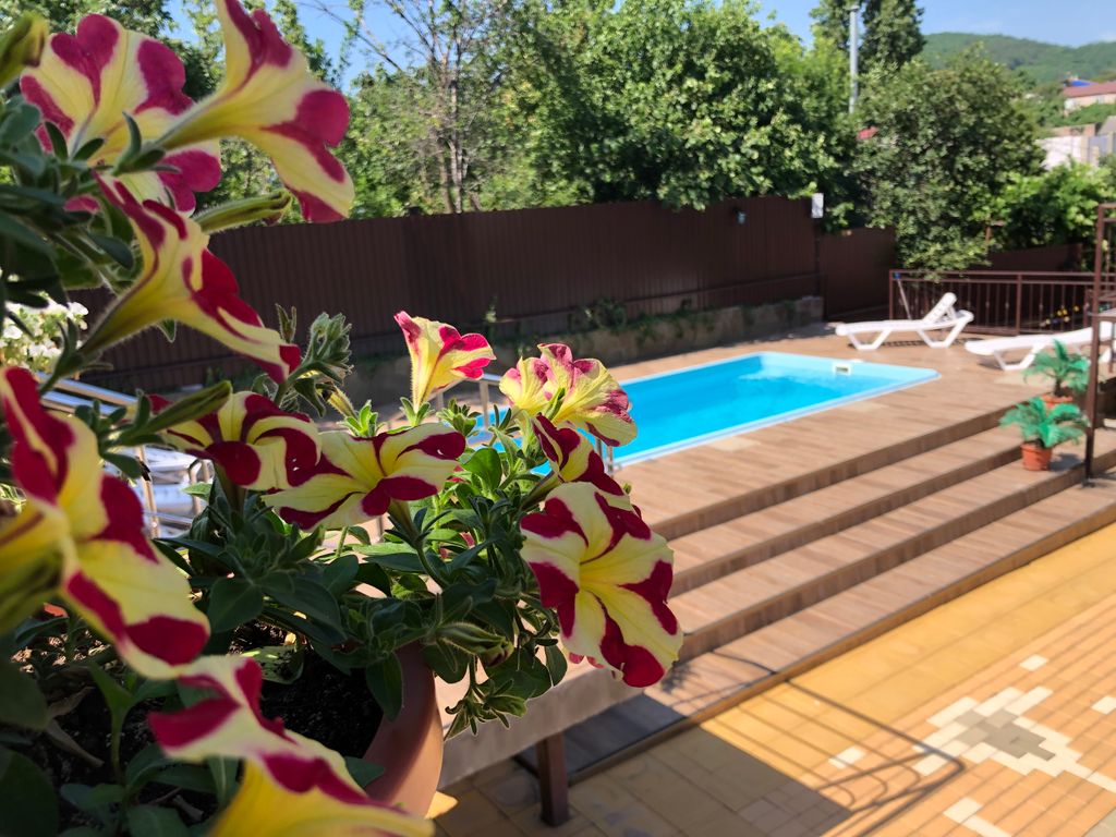 Кит — Трёхместный номер улучшенный с видом на горы