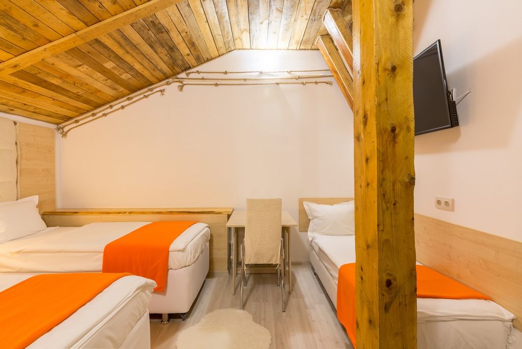 Wood Street — Трёхместный номер стандарт с мансардой и кондиционером