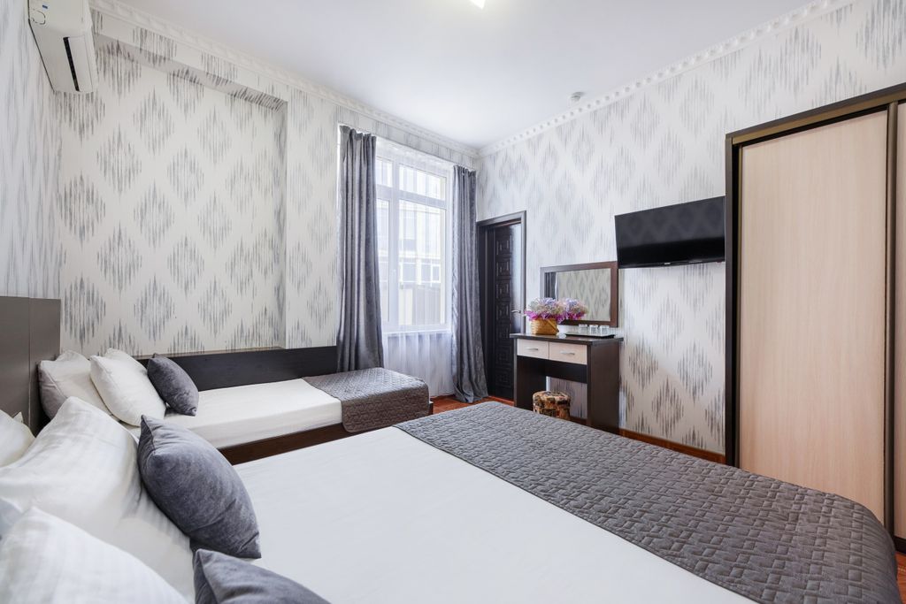 Кронос — Трёхместный номер полулюкс без балкона