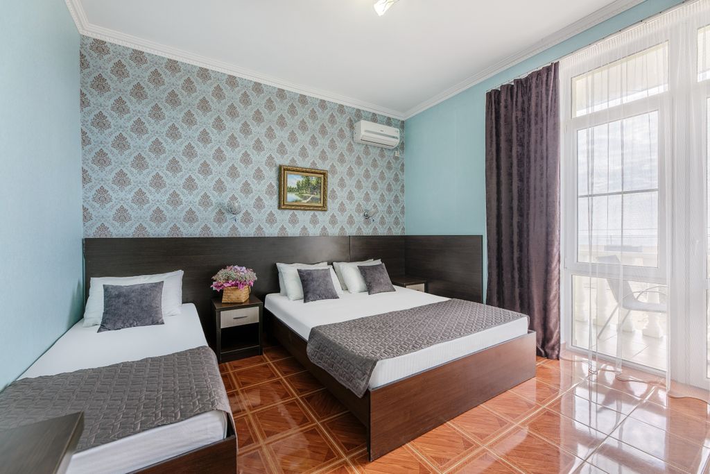 Кронос — Трёхместный номер полулюкс с балконом и видом на море