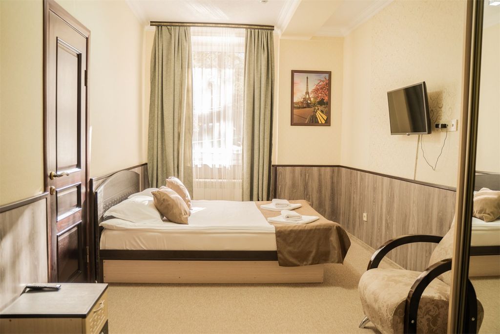 Терскол — Трёхместный номер комфорт с двуспальной кроватью и диваном