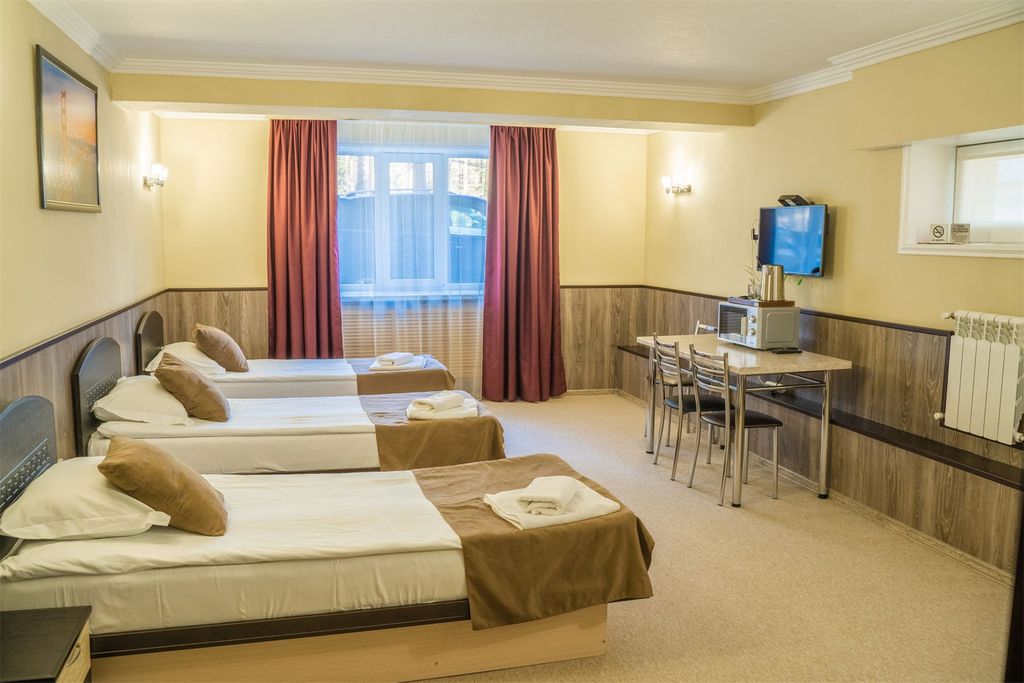 Терскол — Трёхместный номер стандарт в цоколе