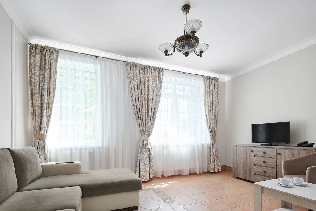 Беккер — Трёхместный номер двухкомнатный с двуспальной кроватью и диваном