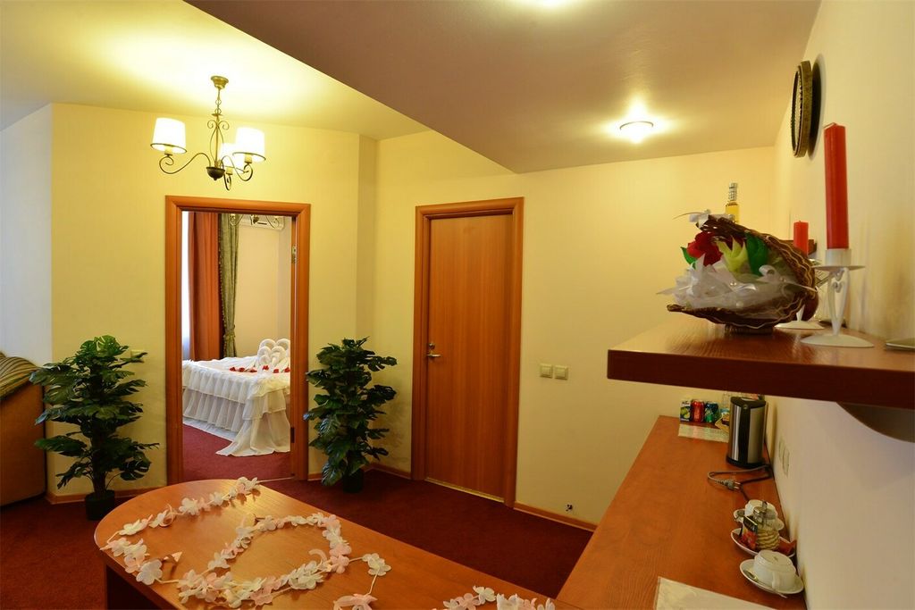 Евротель Центральный — Двухместный номер с 1 кроватью люкс улучшенный с балконом