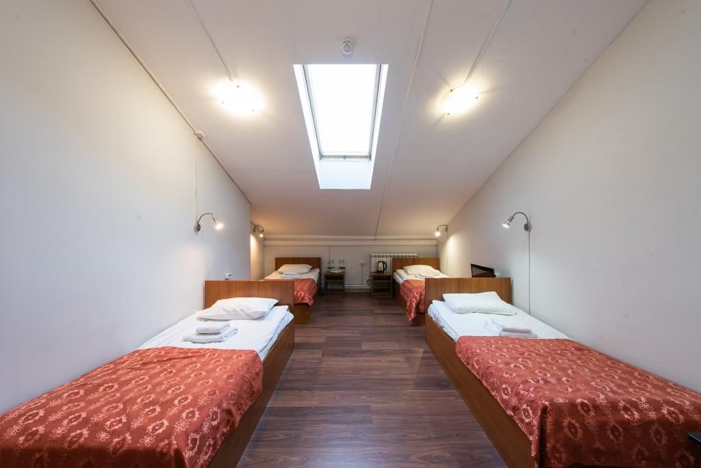 Азалия на Московской — Четырёхместный номер эконом в  мансарде (душ, санузел на этаже)