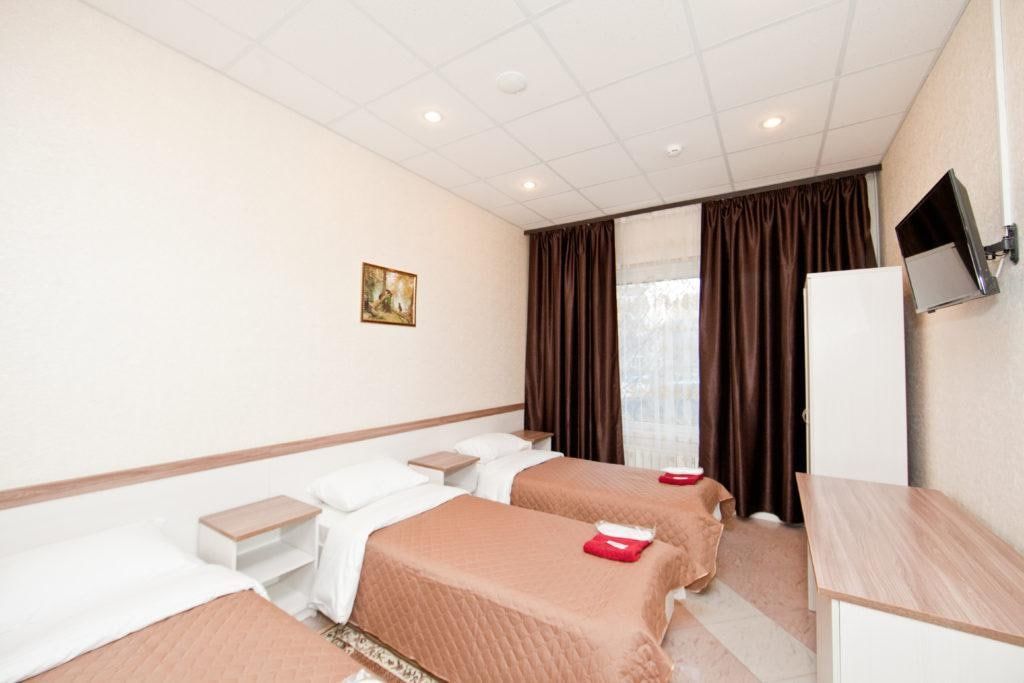 Ладомир на Филях — Трёхместный номер семейный эконом (общая ванная комната)