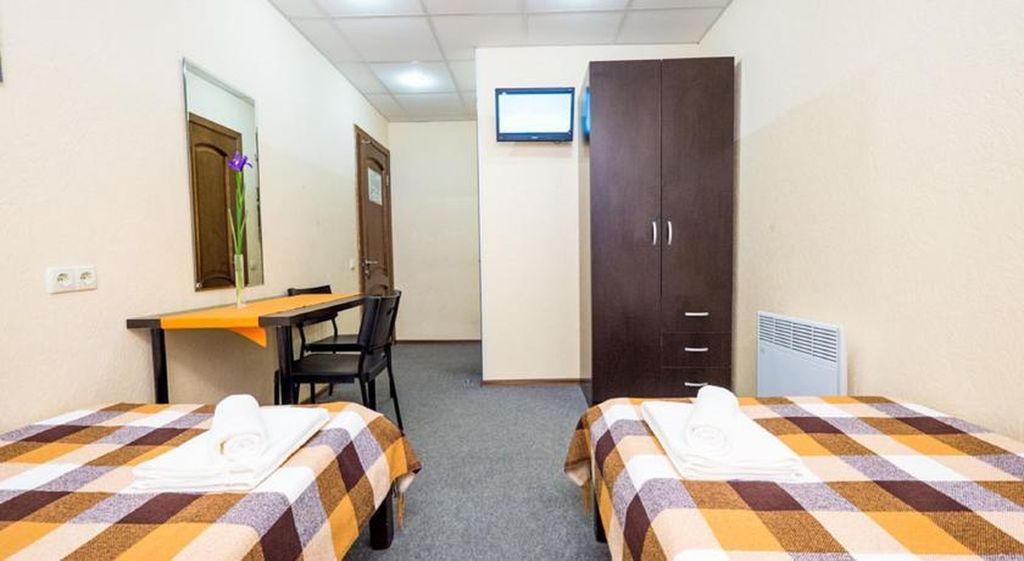 Авиамоторная — Двухместный номер с 2 отдельными кроватями стандарт на цоколе