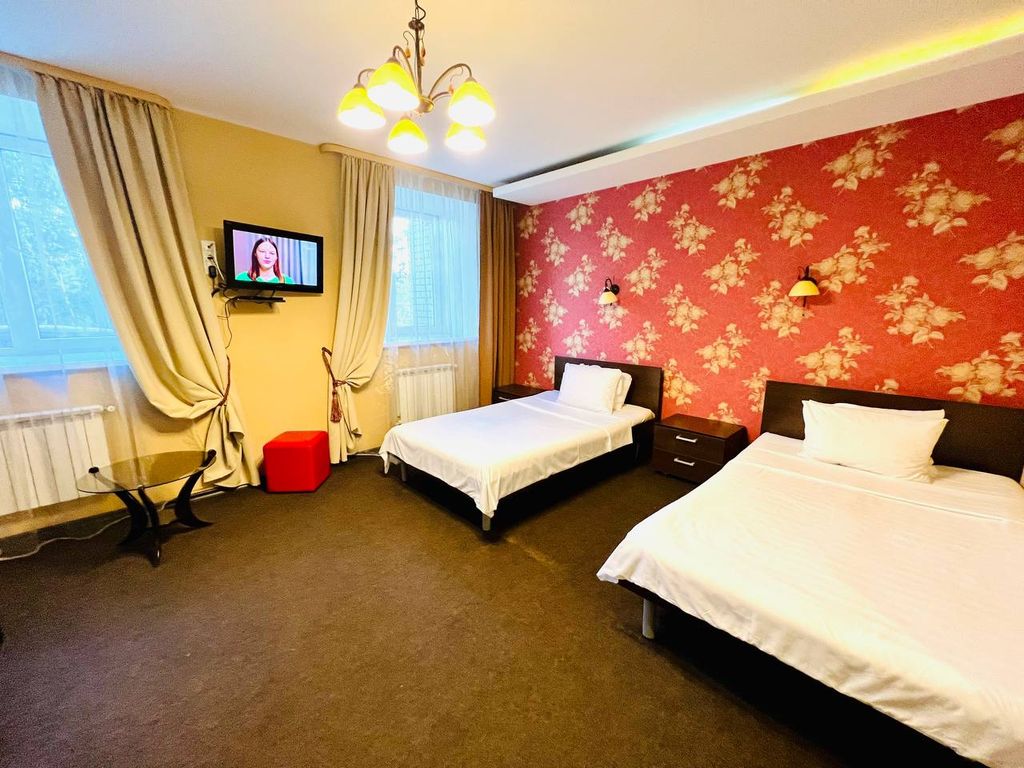 Дубрава — Четырёхместный номер улучшенный с видом на город