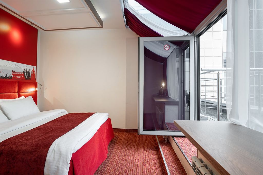 Red Stars — Двухместный номер с 1 кроватью или 2 раздельными улучшенный с балконом