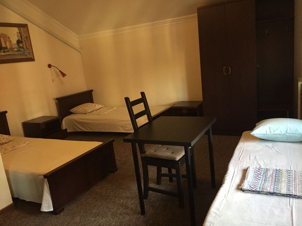 Маркиз — Трёхместный номер стандарт с видом на город