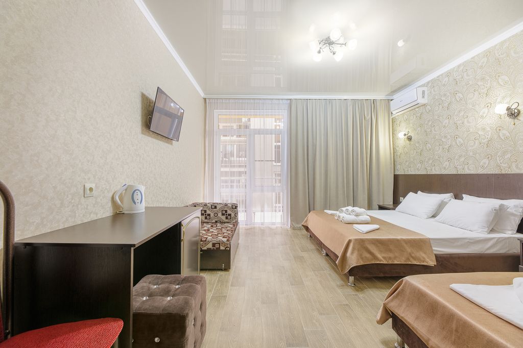 Фараон — Четырёхместный номер полулюкс с балконом на 1-ой линии