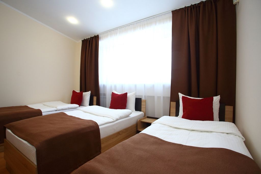 Максим — Трёхместный номер Стандарт