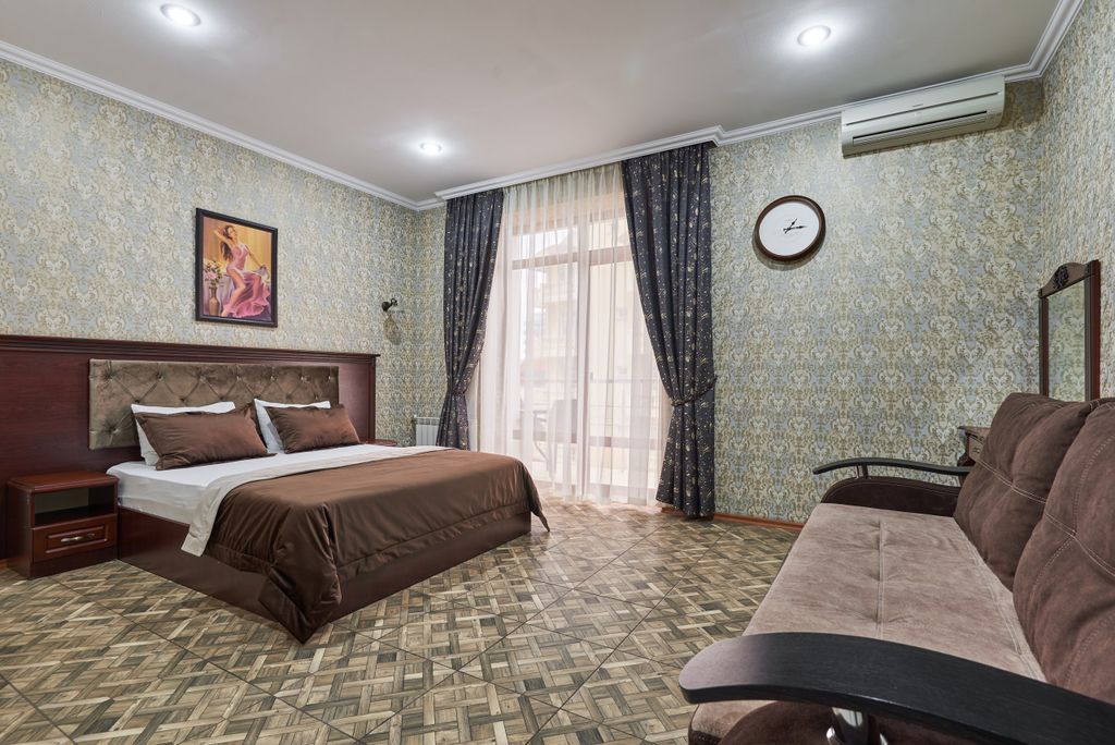 Аркадия + — Четырёхместный номер Люкс с балконом