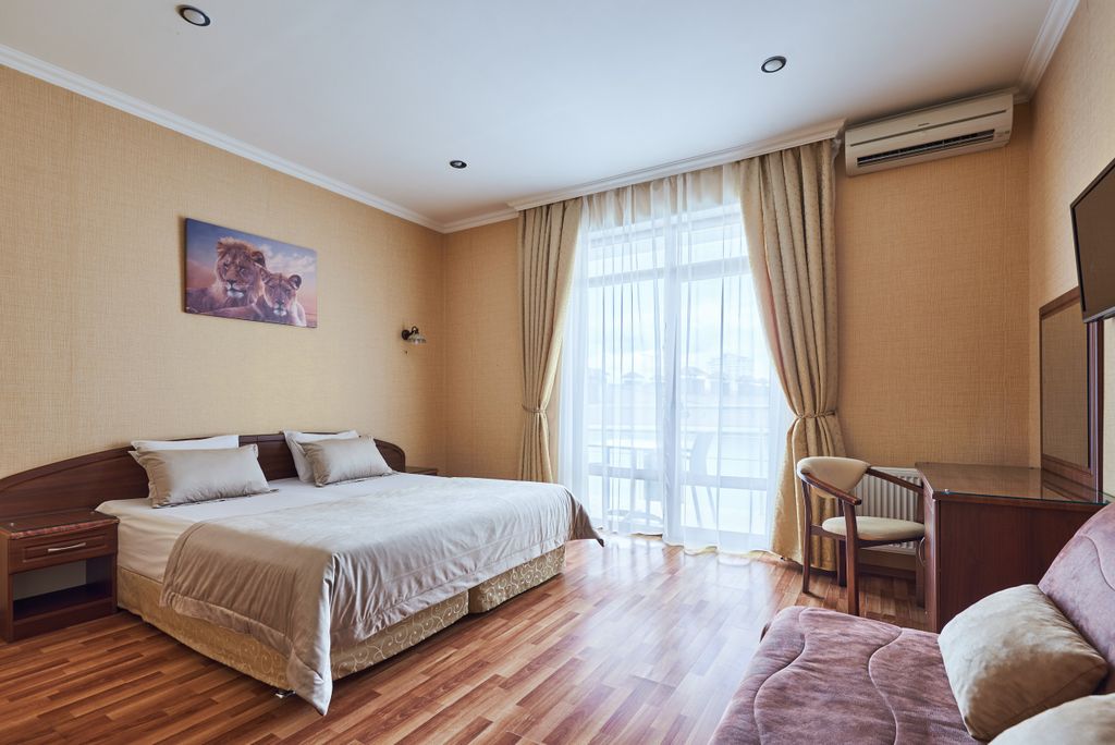 Аркадия + — Четырёхместный номер Полулюкс с балконом