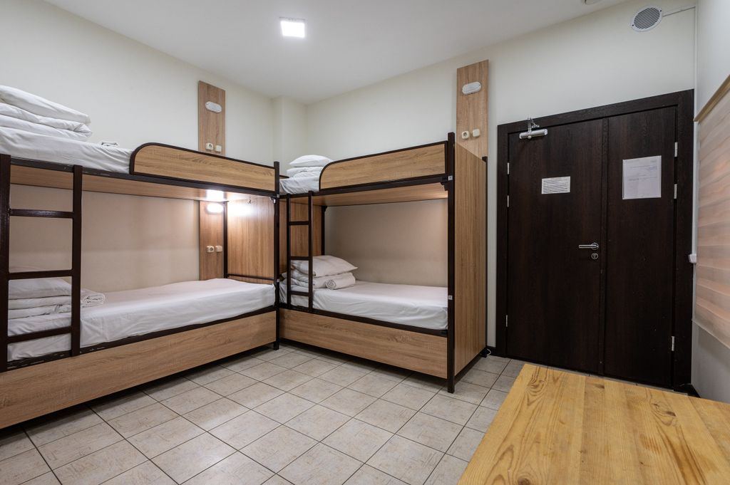 Танский — Многоместный женский номер смежный с шестью кроватями и окном в лаундж-зону