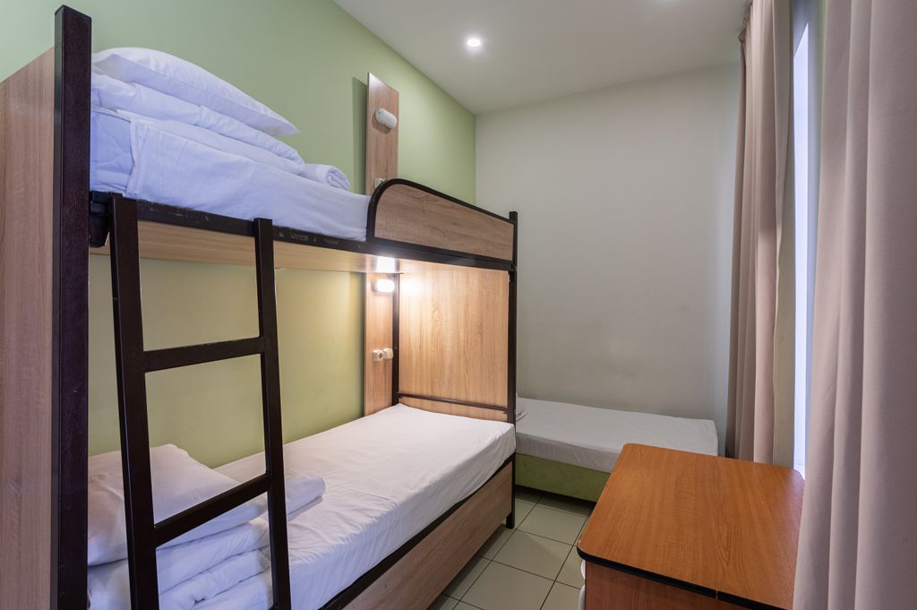 Танский — Многоместный мужской номер смежный с тремя кроватями и своей ванной комнатой