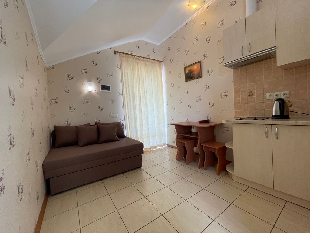 Катран — Четырёхместный номер на 4 этаже с видом на горы и море