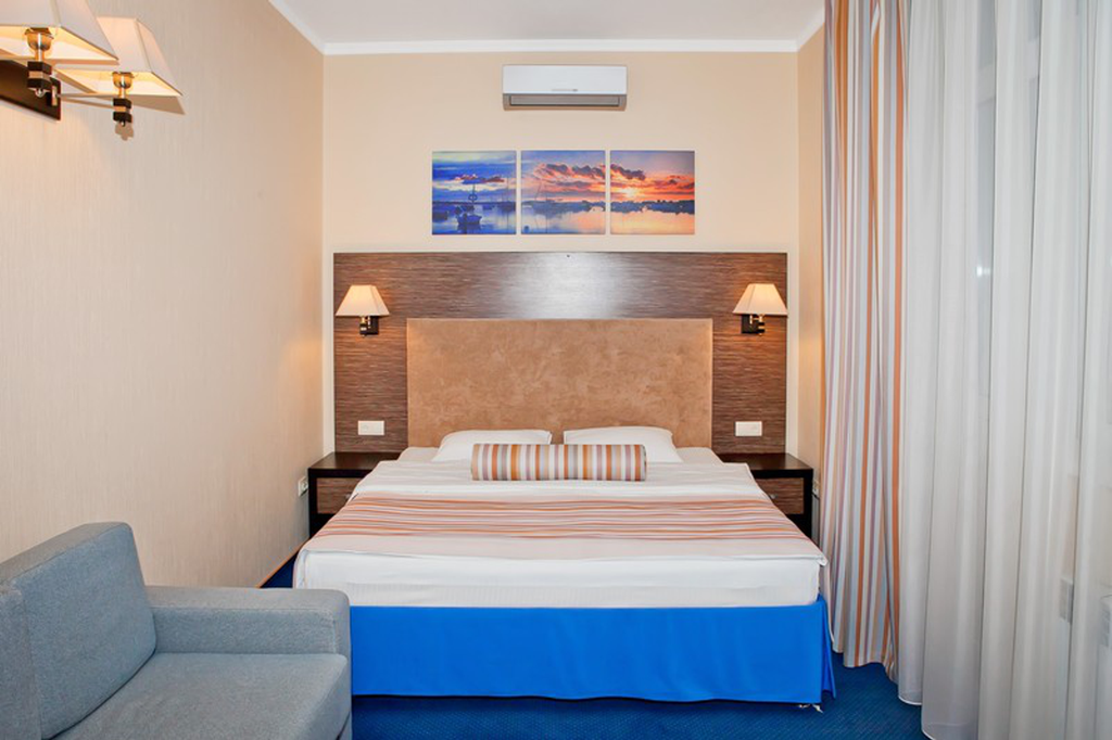 Дельфин — Двухместный номер с 1 кроватью полу-люкс с кроватью King Size и балконом