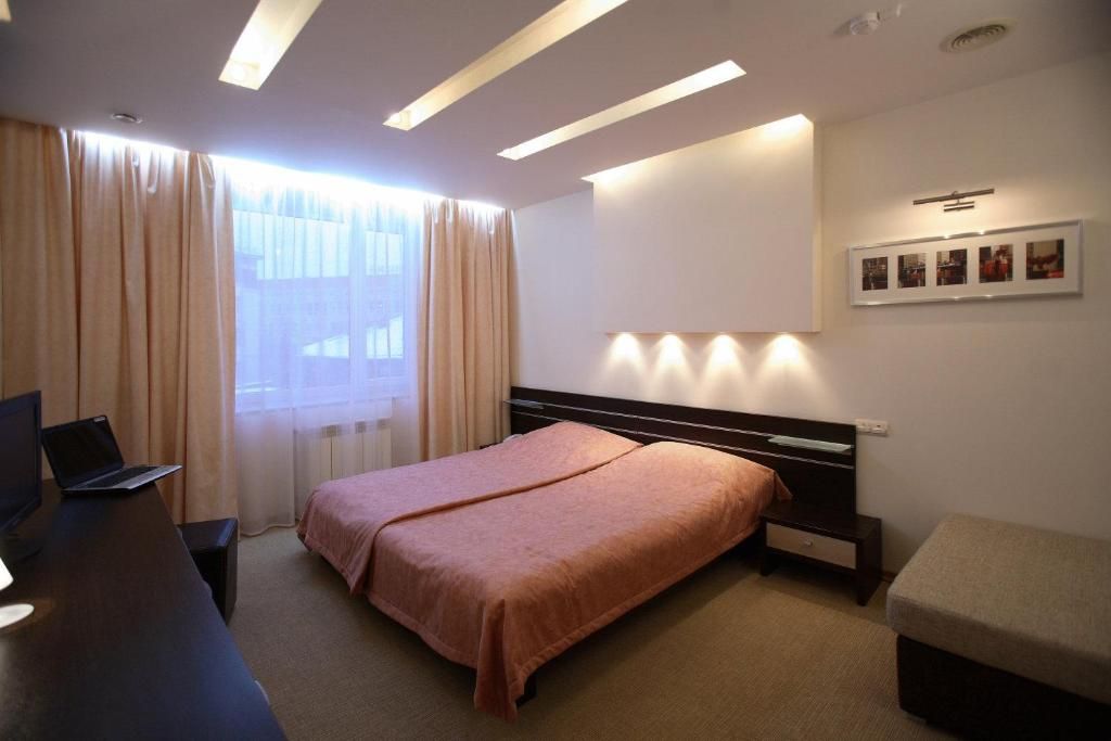 Воробей — Двухместный номер с 1 кроватью или 2 отдельными кроватями, стандарт с диваном