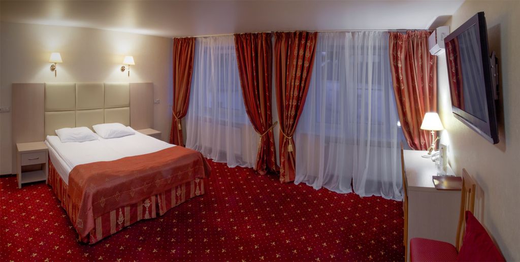 Амакс "Россия" — Семейный номер с видом на город