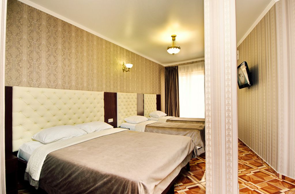 Кастро — Четырёхместный номер  с балконом