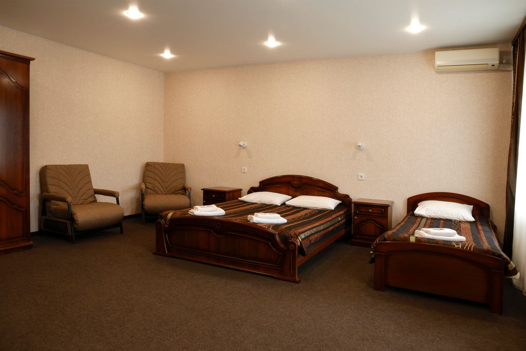 СолеМио — Апартаменты Трехместные с двухспальной кроватью, односпальной кроватью и 2 кресла-кровати