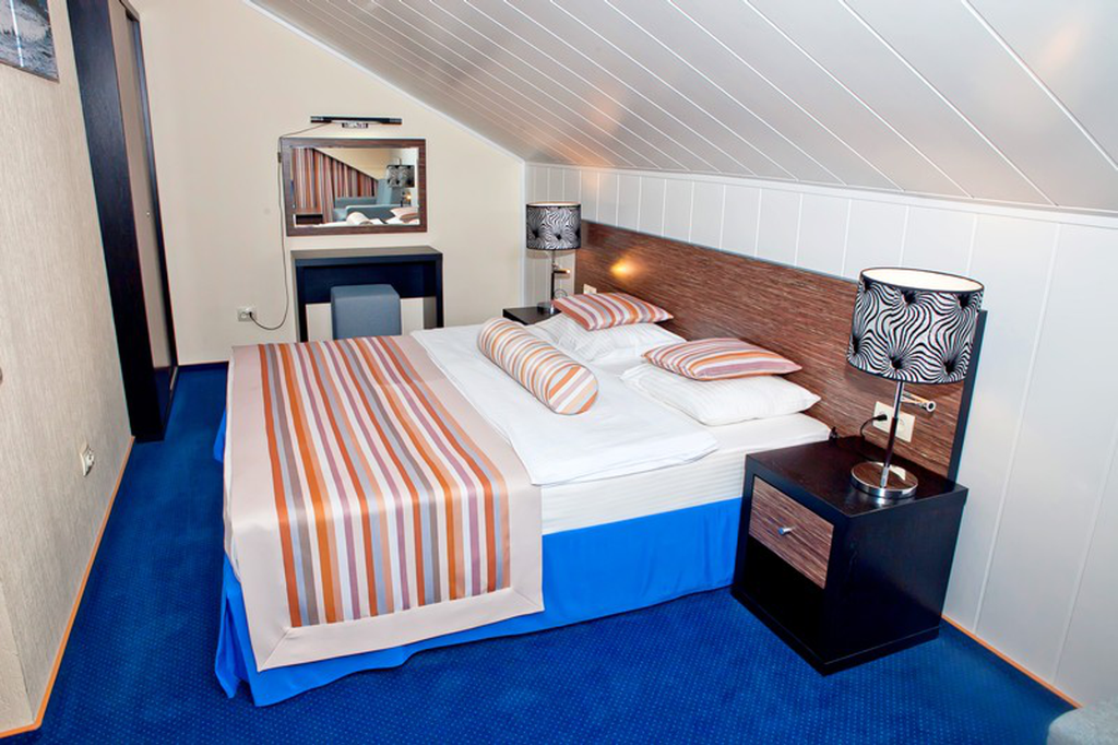 Дельфин — Трёхместный номер люкс студия с кухонной зоной