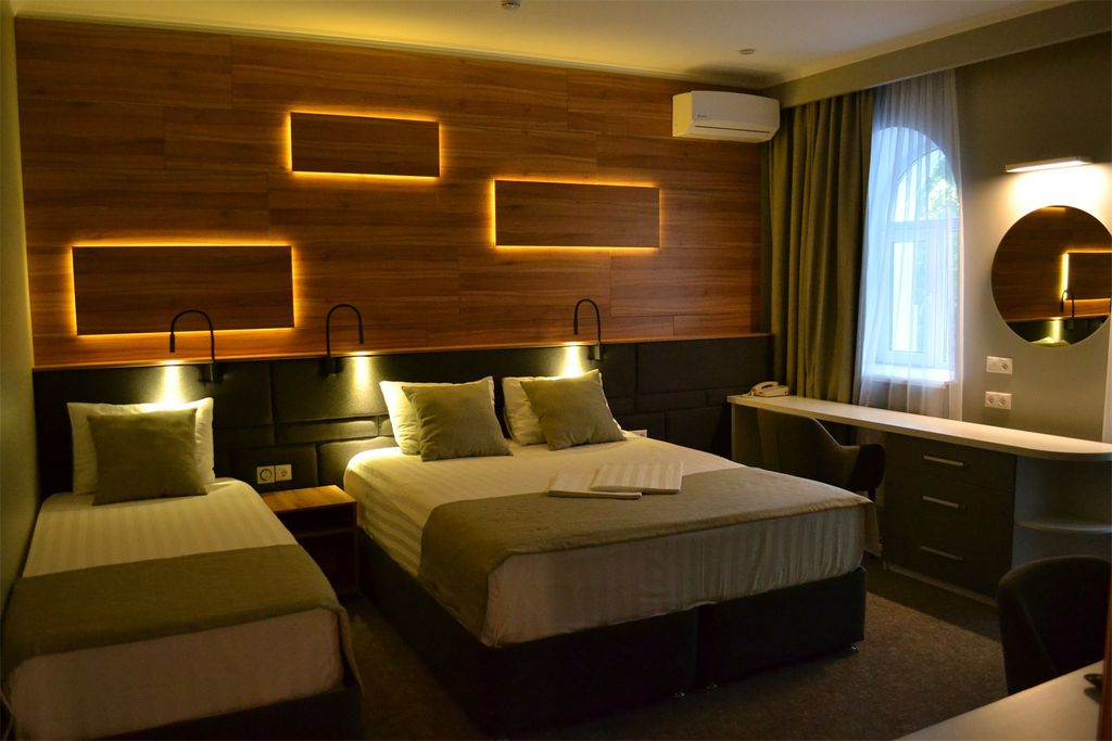 Шертон — Трёхместный номер роскошный с балконом