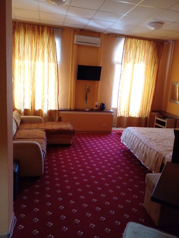 Базис-М — Двухместный номер с 1 кроватью с большой кроватью и диваном с видом на Чистопрудный бульвар