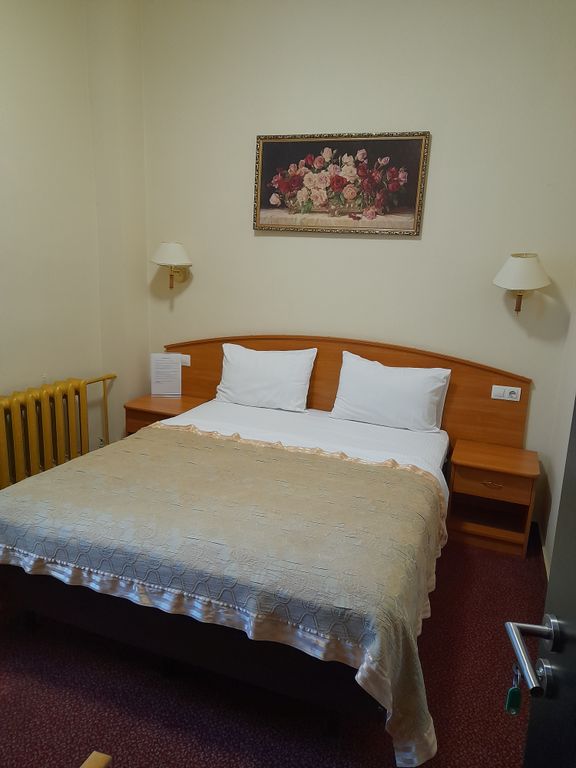 Базис-М — Двухместный номер с 1 кроватью эконом с общей ванной комнатой на два номера