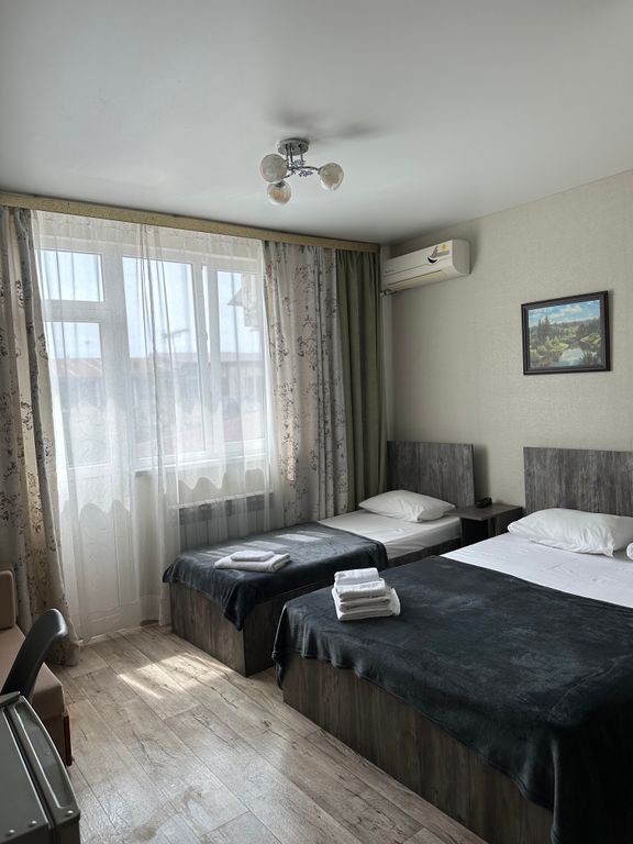 Нэва — Трёхместный номер с балконом и с дополнительным местом