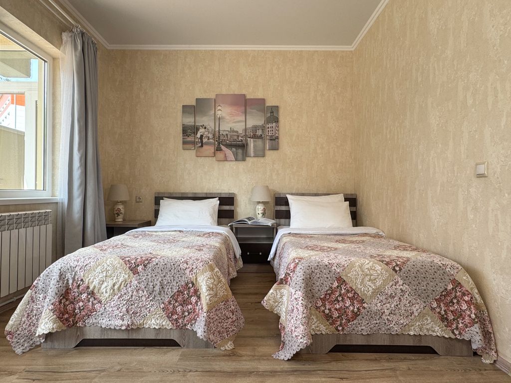 Французский дом — Двухместный номер с 2 отдельными кроватями уютный с видом на цветочный дворик