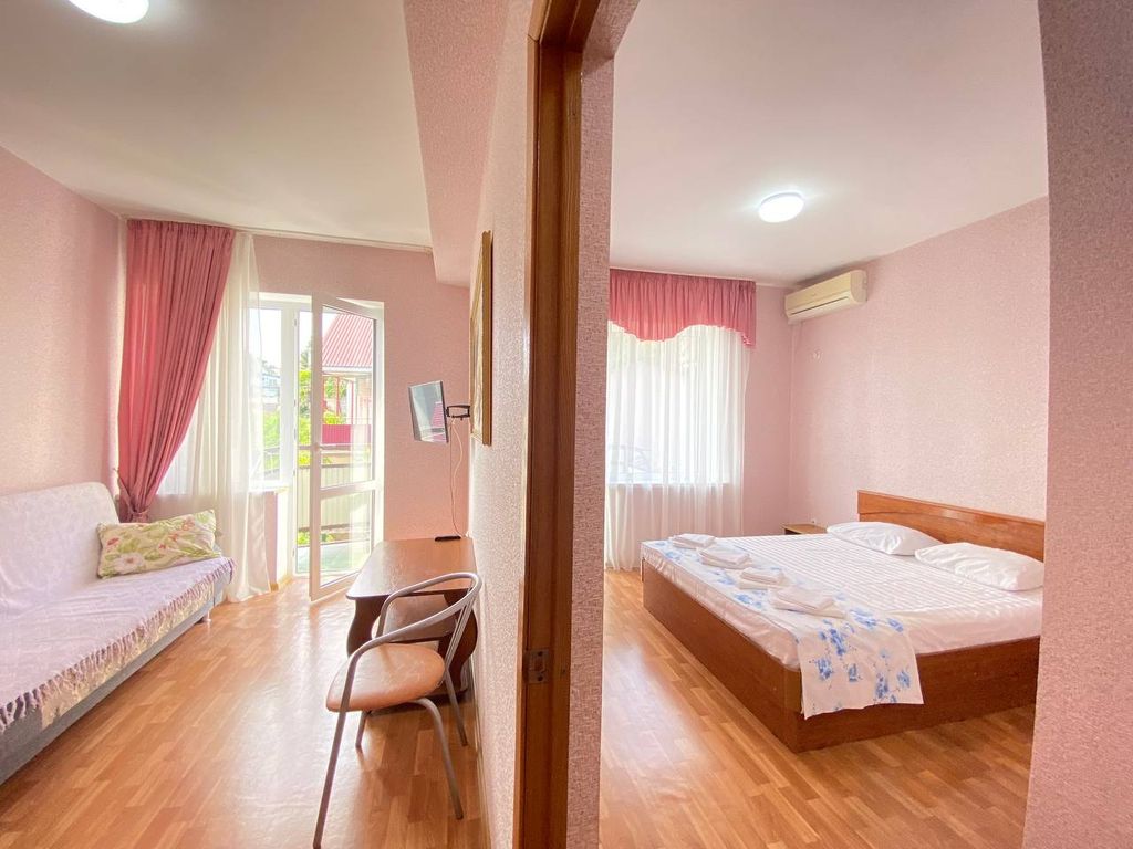 У мамы — Семейный номер двухкомнатный четырехместный люкс с видом на море