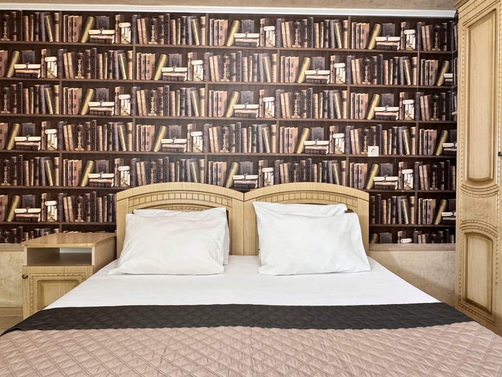 ЭрГес — Трёхместный номер стандарт на цокольном этаже с видом на столовую и территорию отеля