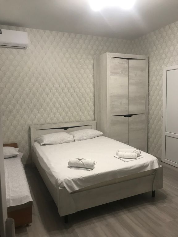 У Алисы — Трёхместный номер улучшенный с балконом