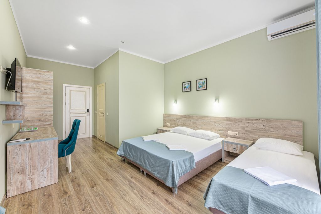 H2O — Трёхместный номер делюкс с балконом