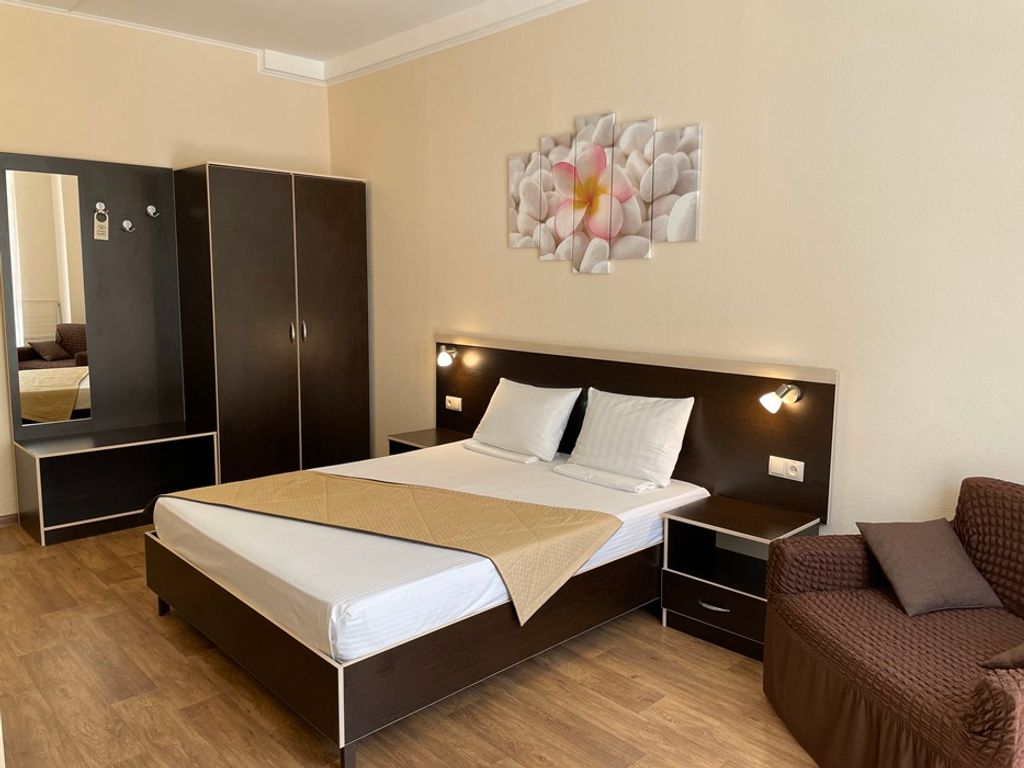 Альба — Трёхместный номер стандарт плюс с балконом