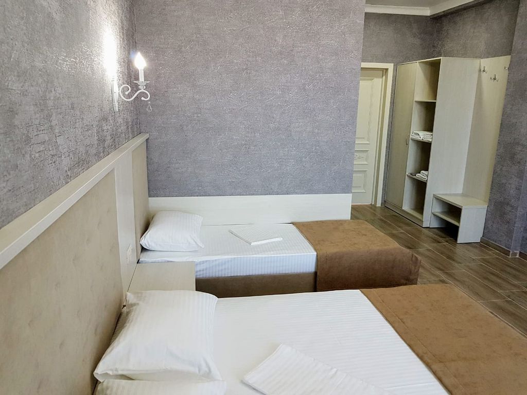 Акрос — Трёхместный номер комната с террасой