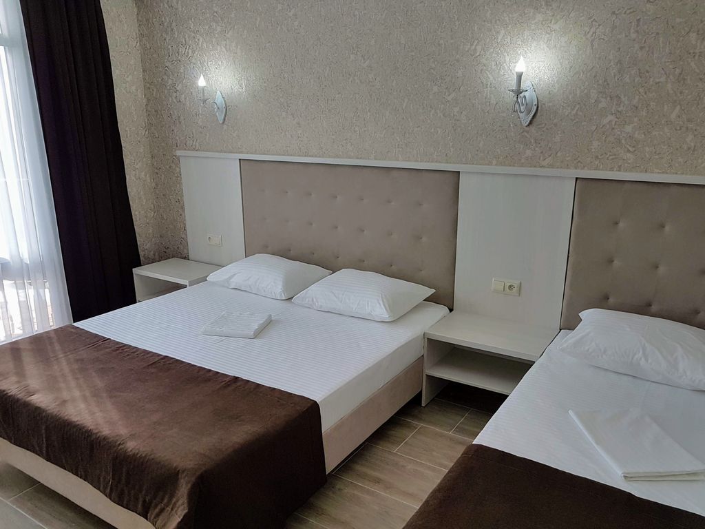 Акрос — Трёхместный номер с выходом на бассейн