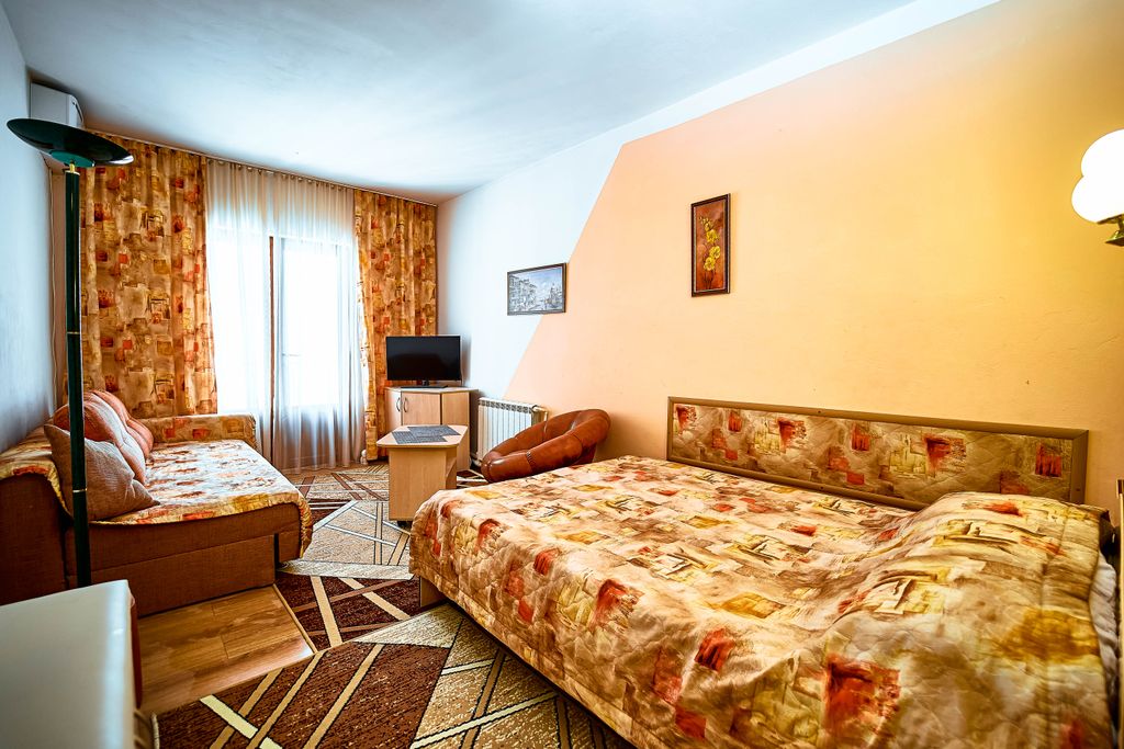Крымская 50 — Трёхместный номер Стандартный трехместный номер с 2-х спальной кроватью и диван-кроватью