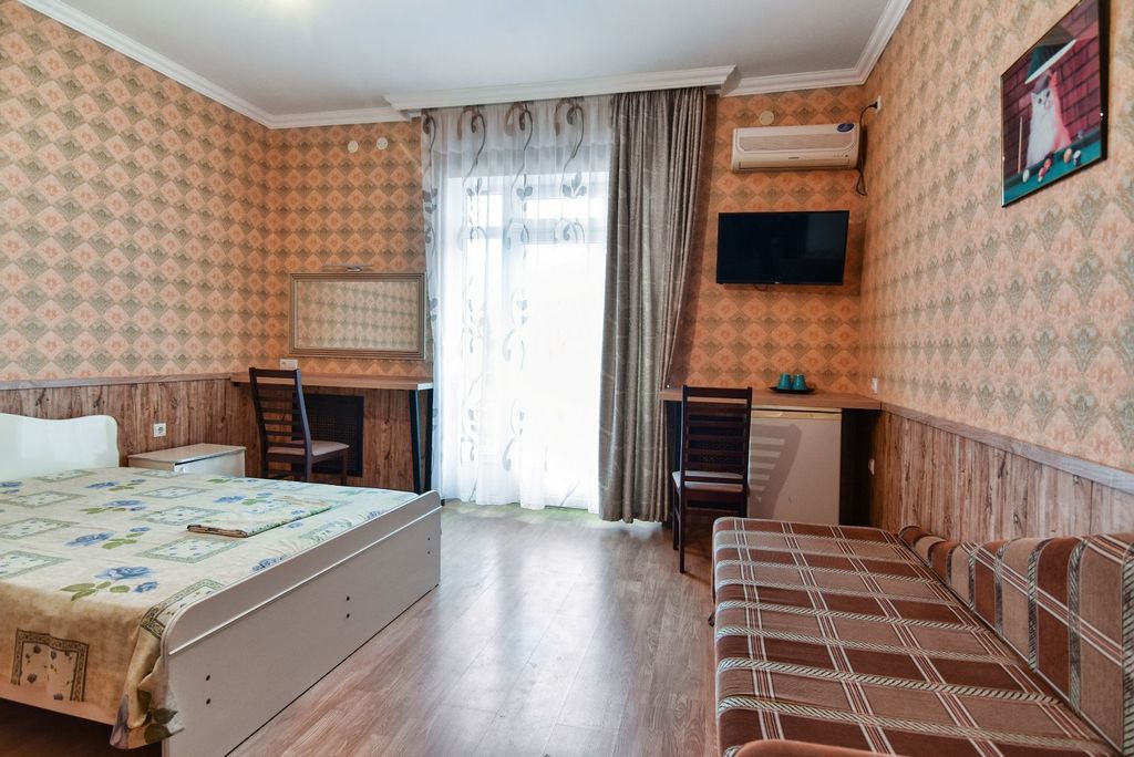 Астра — Четырёхместный номер 25 номер с балконом