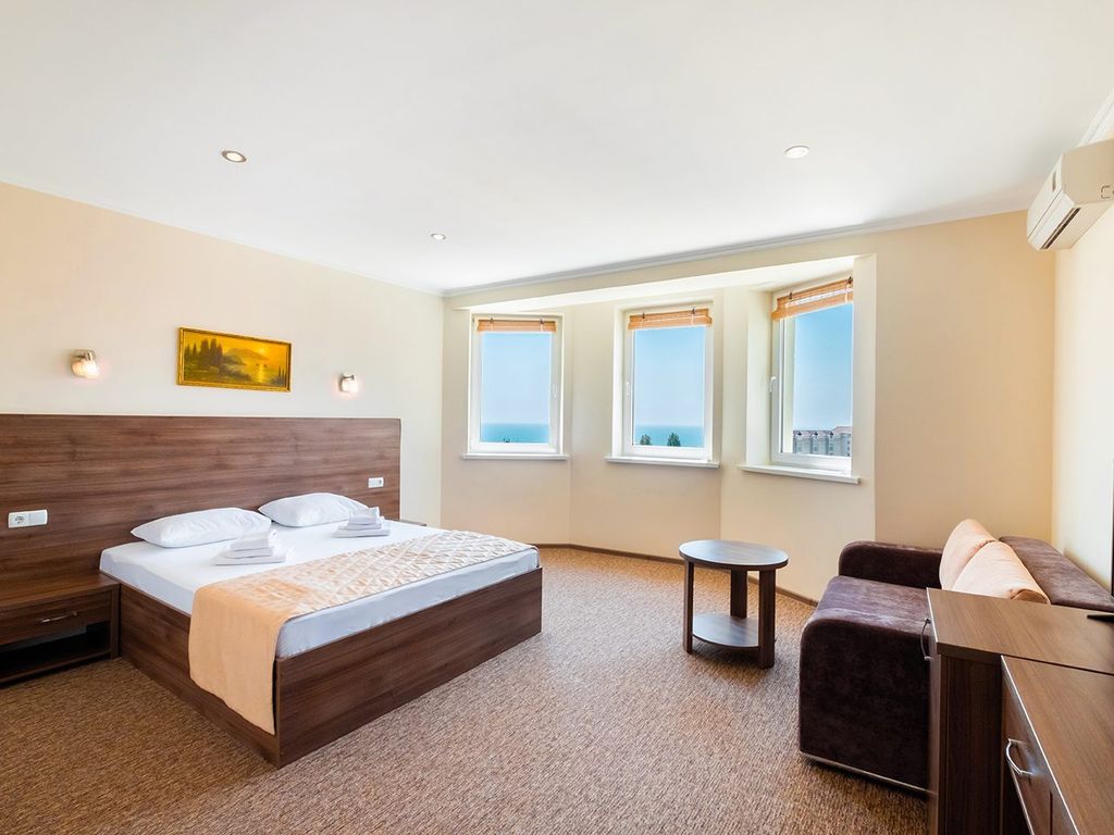 Вилла Ева — Трёхместный номер с видом на море полулюкс