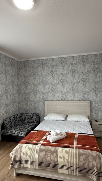 У Антона — Трёхместный номер стандарт с балконом