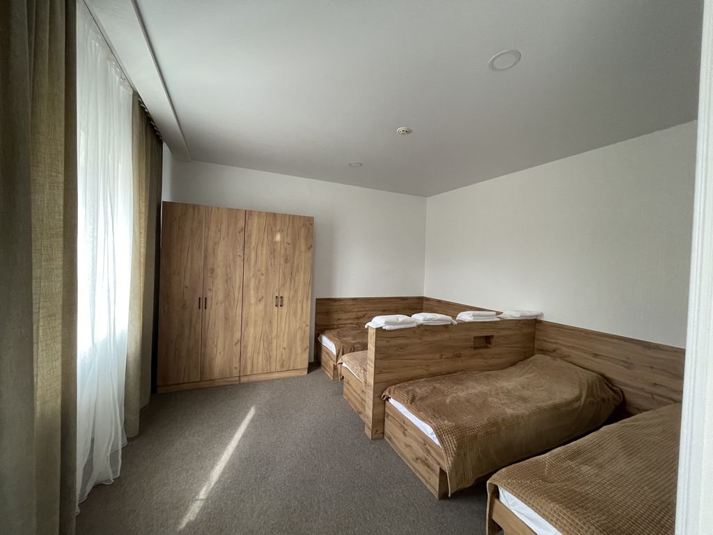 Корона — Четырёхместный номер стандарт с видом на горы