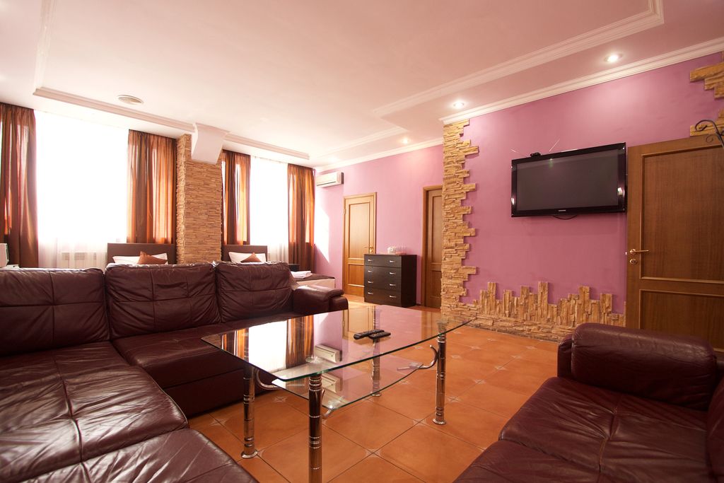 АвтоДвор — Апартаменты полулюкс 4-х местный 2 двуспальные кровати или 1 двуспальная и 2 односпальные кровати