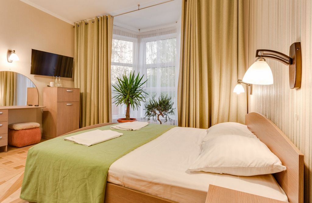 Олива — Четырёхместный номер  Люкс с двуспальной кроватью и диваном