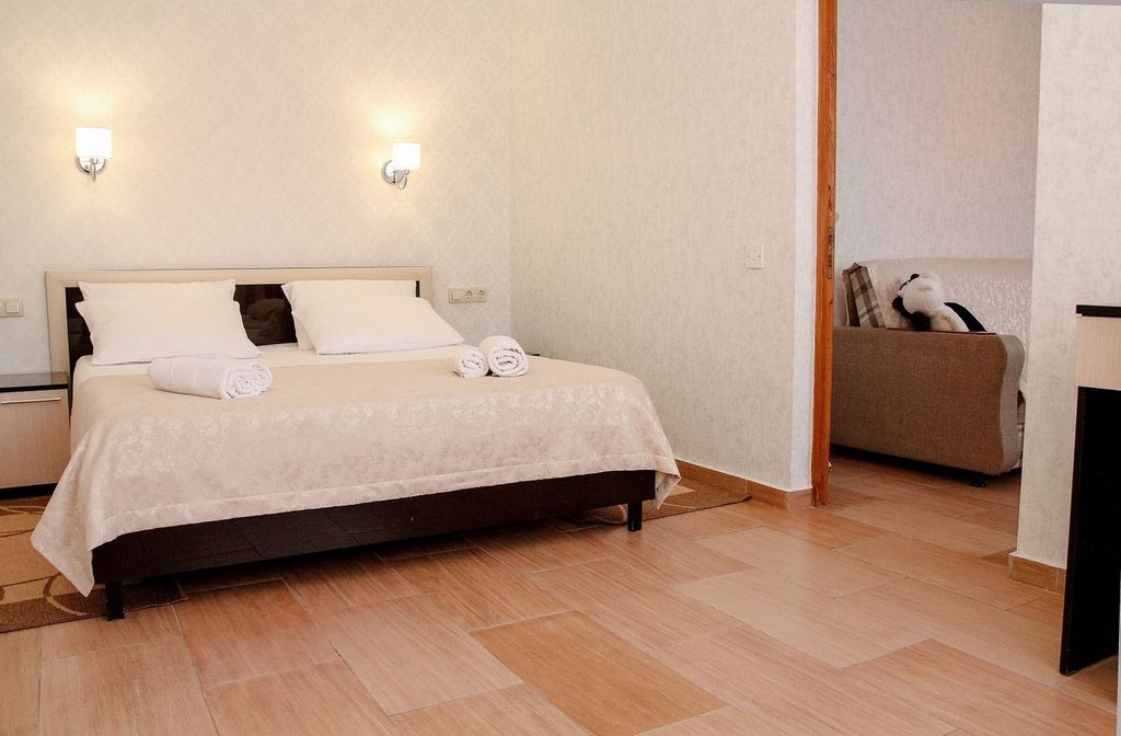 Олива — Четырёхместный номер люкс двухкомнатный