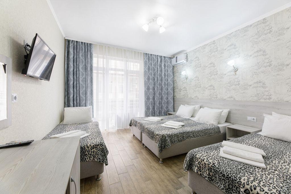 White Hotel — Четырёхместный номер комфорт с балконом