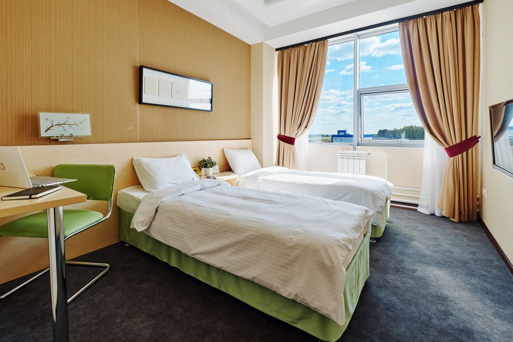 Skyline — Двухместный номер с 2 отдельными кроватями видом на взлетную полосу