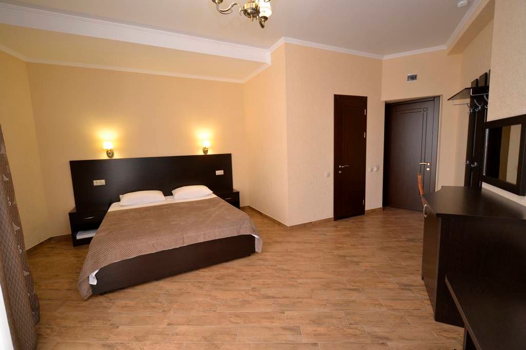 Милана — Трёхместный номер полулюкс с балконом